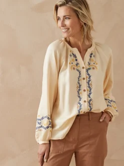 Blouse brodée avec lin