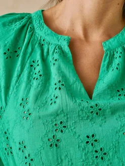 Blouse en brooderie anglaise