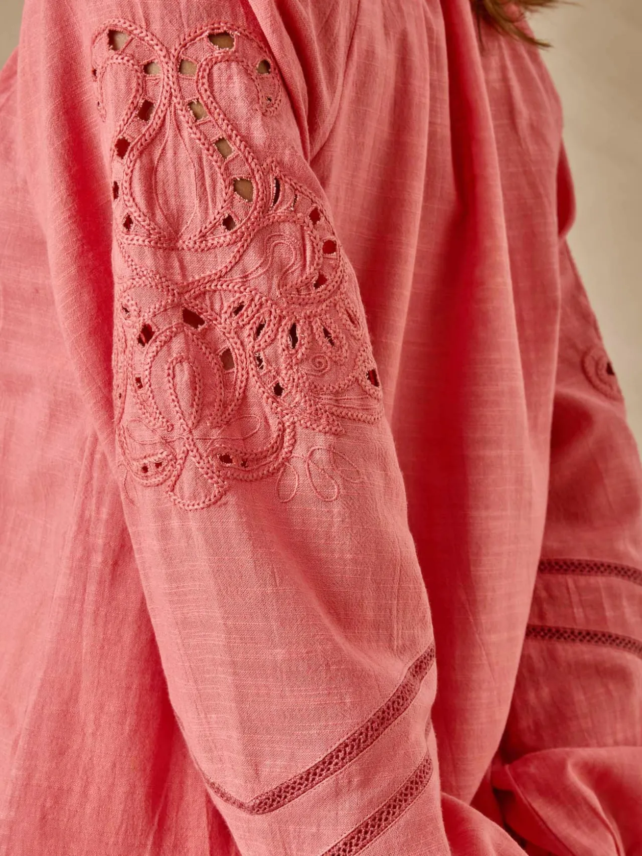 Blouse manches brodées