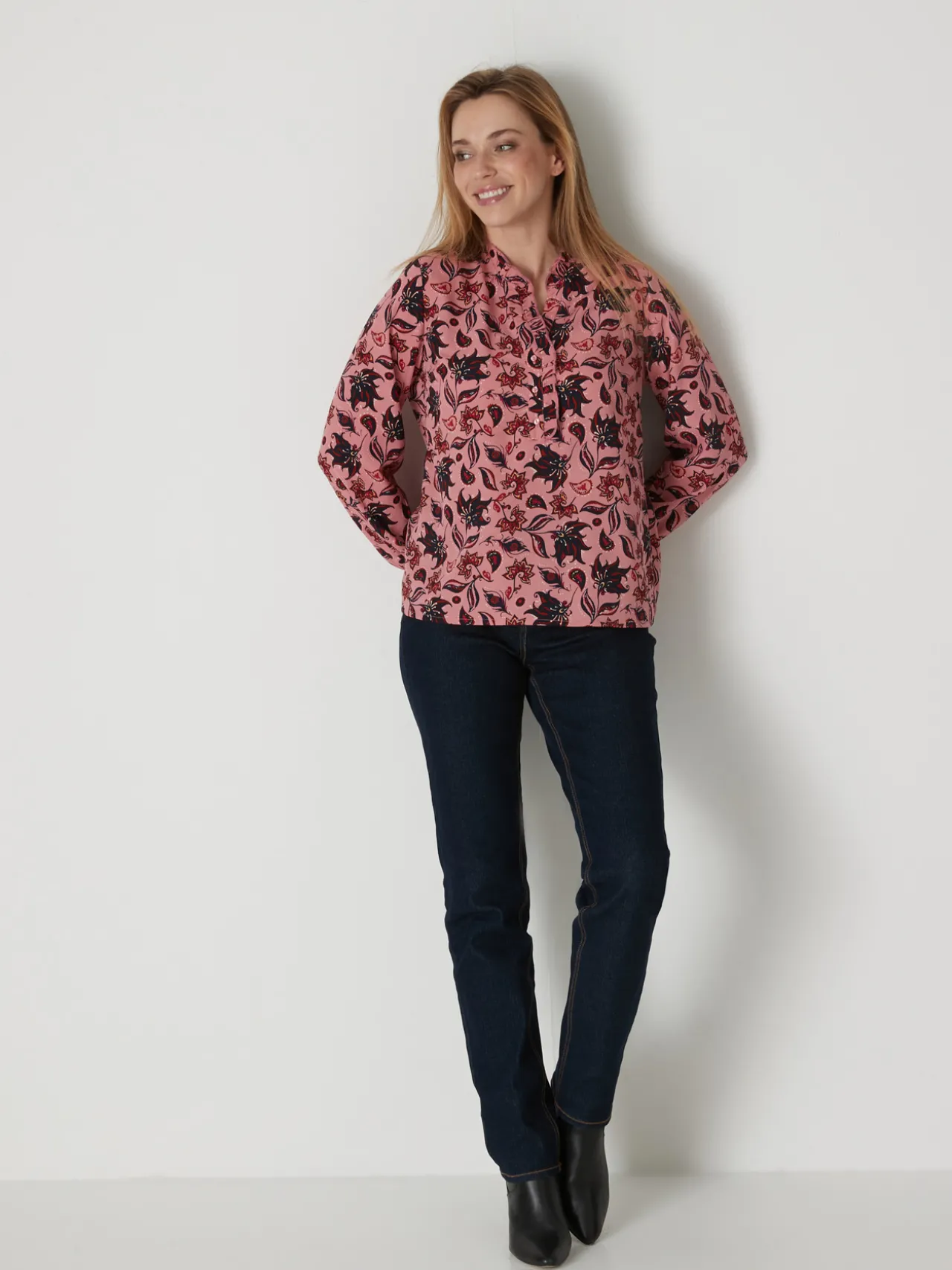 Chemisier en crêpe col montant volanté