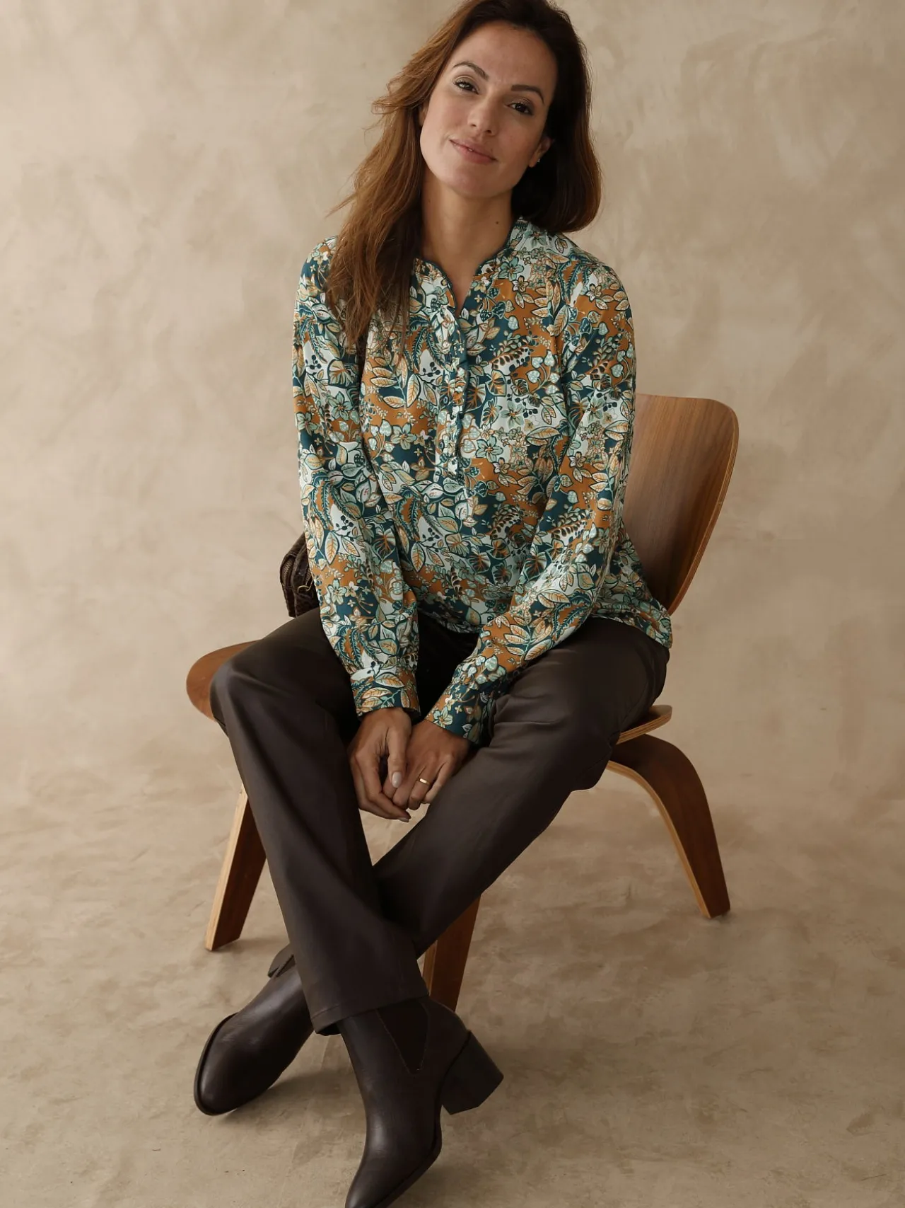 Chemisier en crêpe col montant volanté