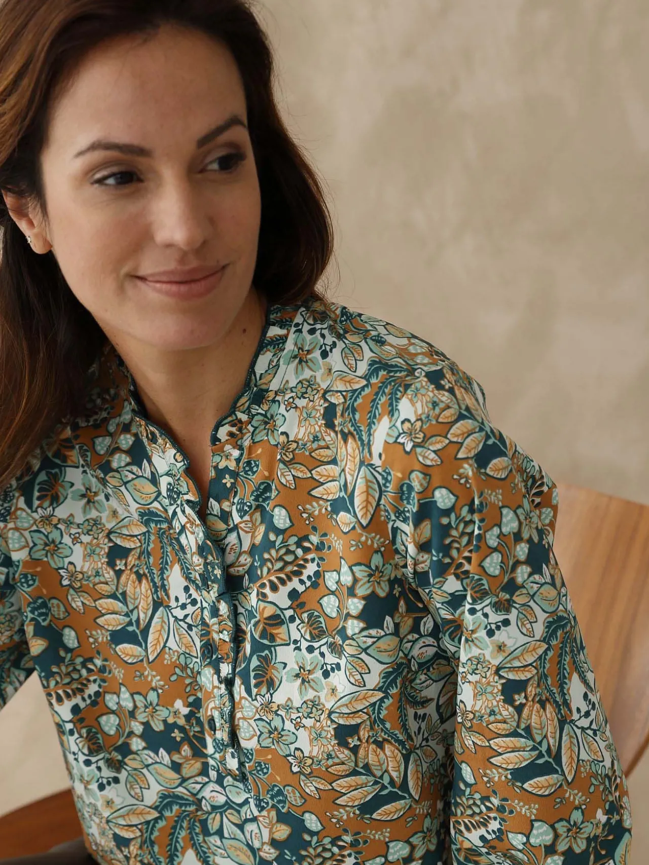 Chemisier en crêpe col montant volanté