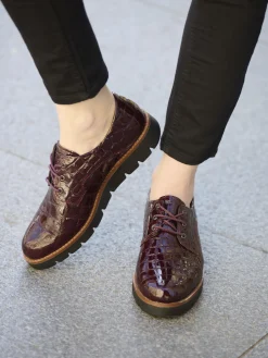 Derbies vernis façon croco