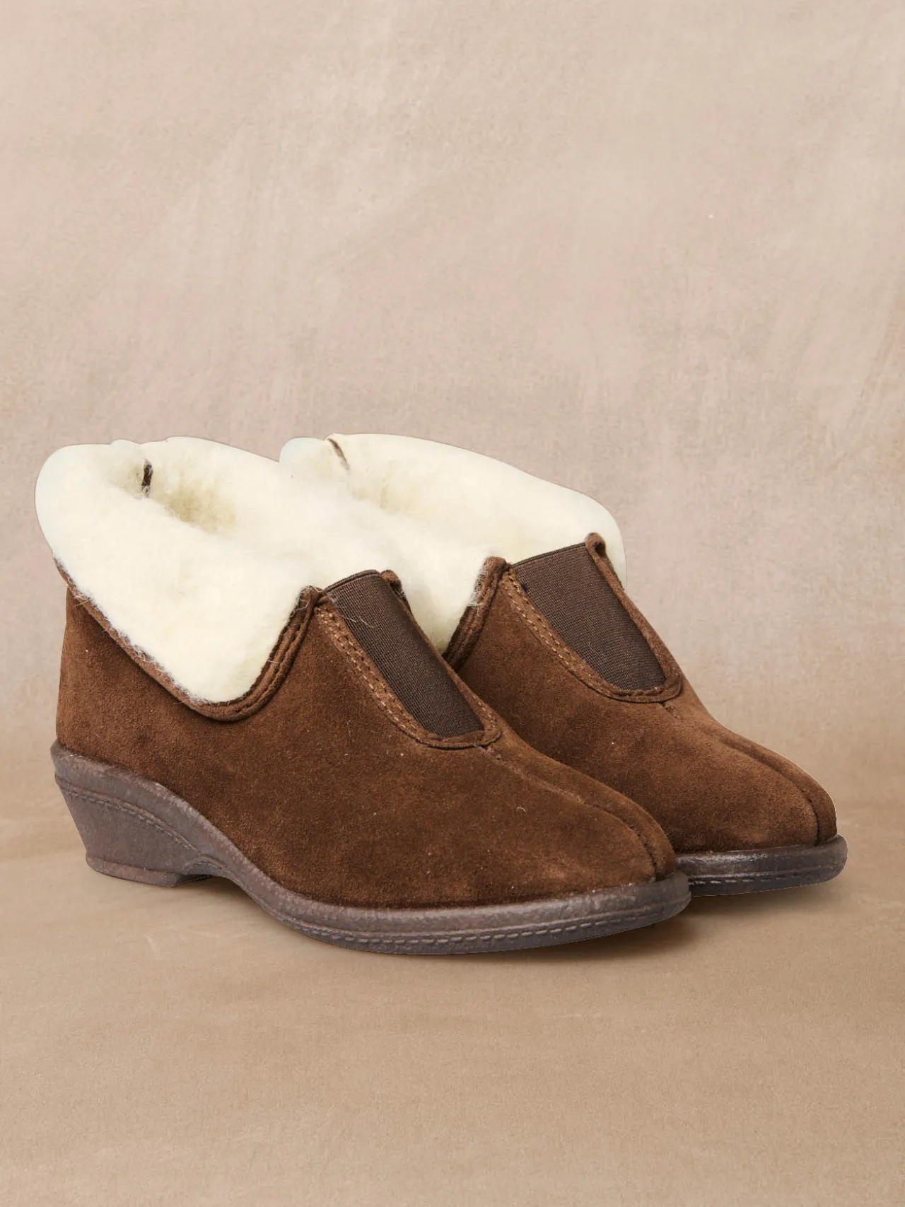 Pantoufles croûte de cuir fourrées