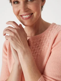 Pull avec jeu de maille pointelle