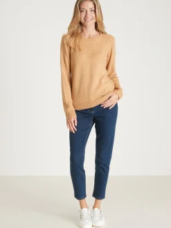 Pull avec jeu de maille pointelle