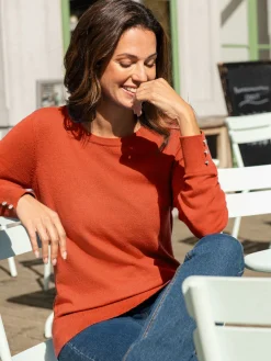 Pull boutons-bijoux aux manches