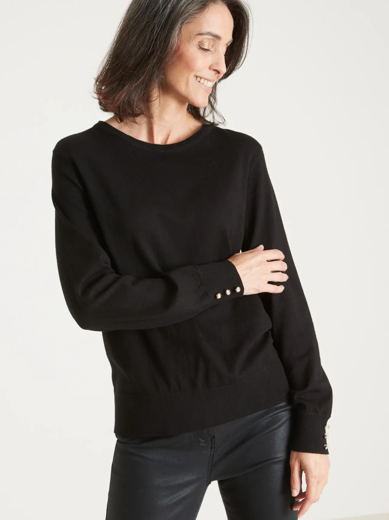 Pull boutons-bijoux aux manches