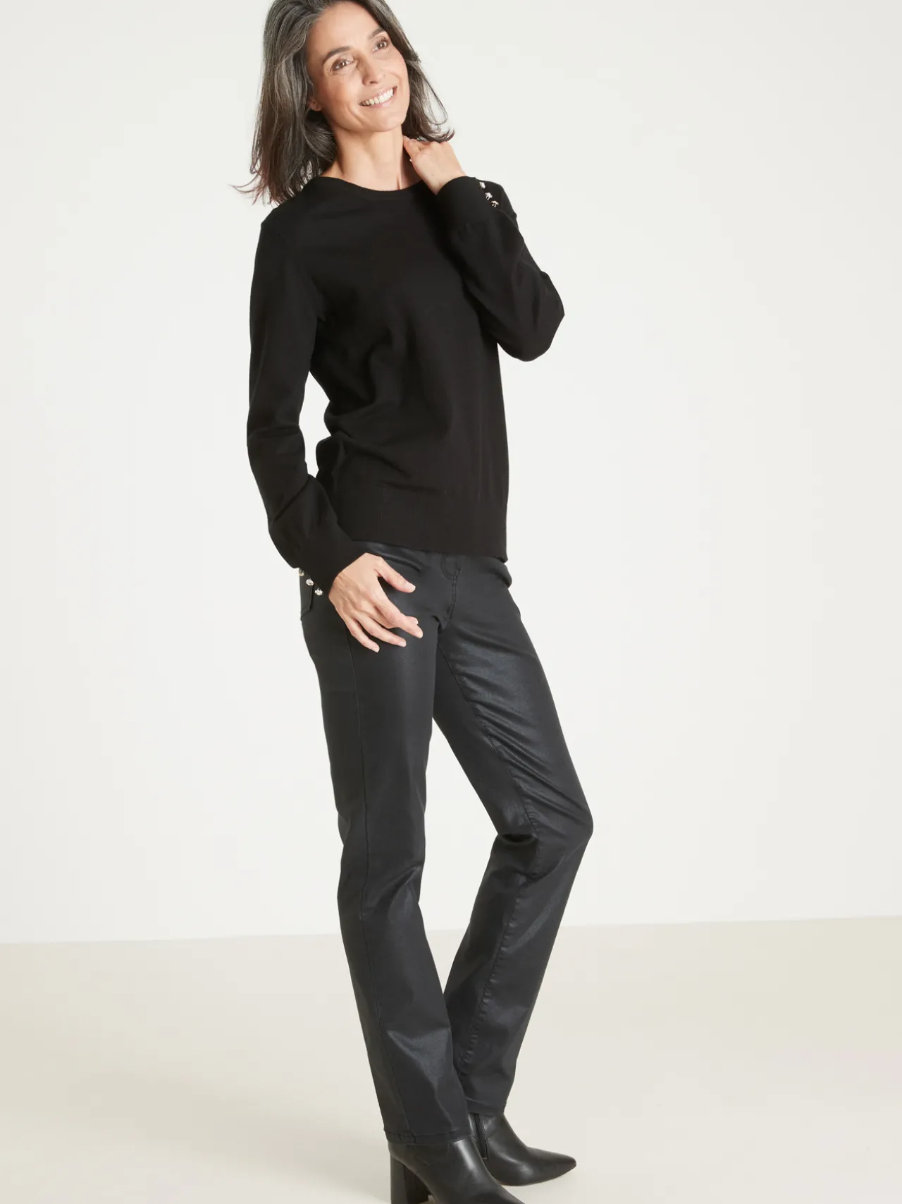 Pull boutons-bijoux aux manches