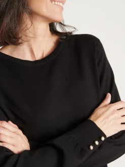 Pull boutons-bijoux aux manches