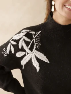 Pull brodé col montant