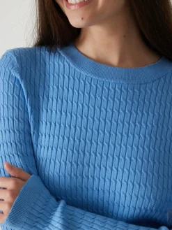 Pull en maille finement torsadée