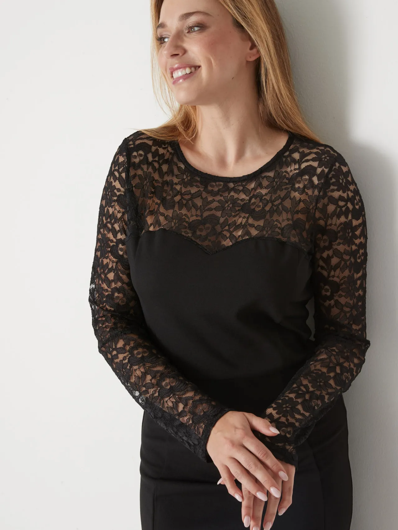 Robe maille et dentelle