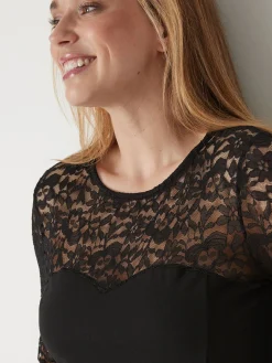 Robe maille et dentelle