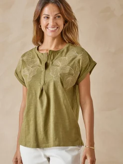 Tee-shirt brodé encolure tunisienne