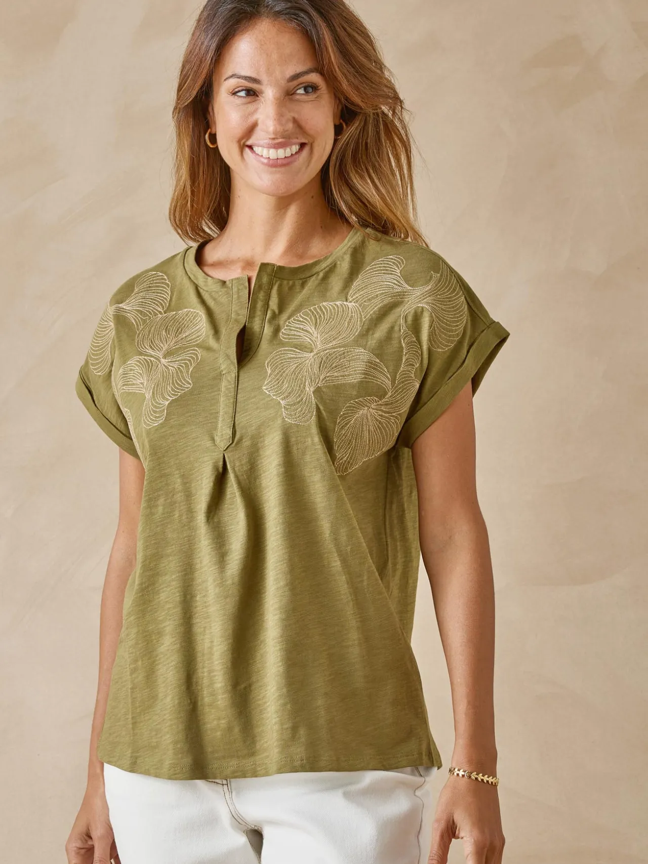 Tee-shirt brodé encolure tunisienne