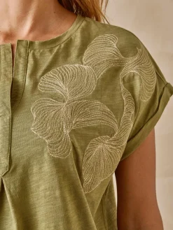 Tee-shirt brodé encolure tunisienne