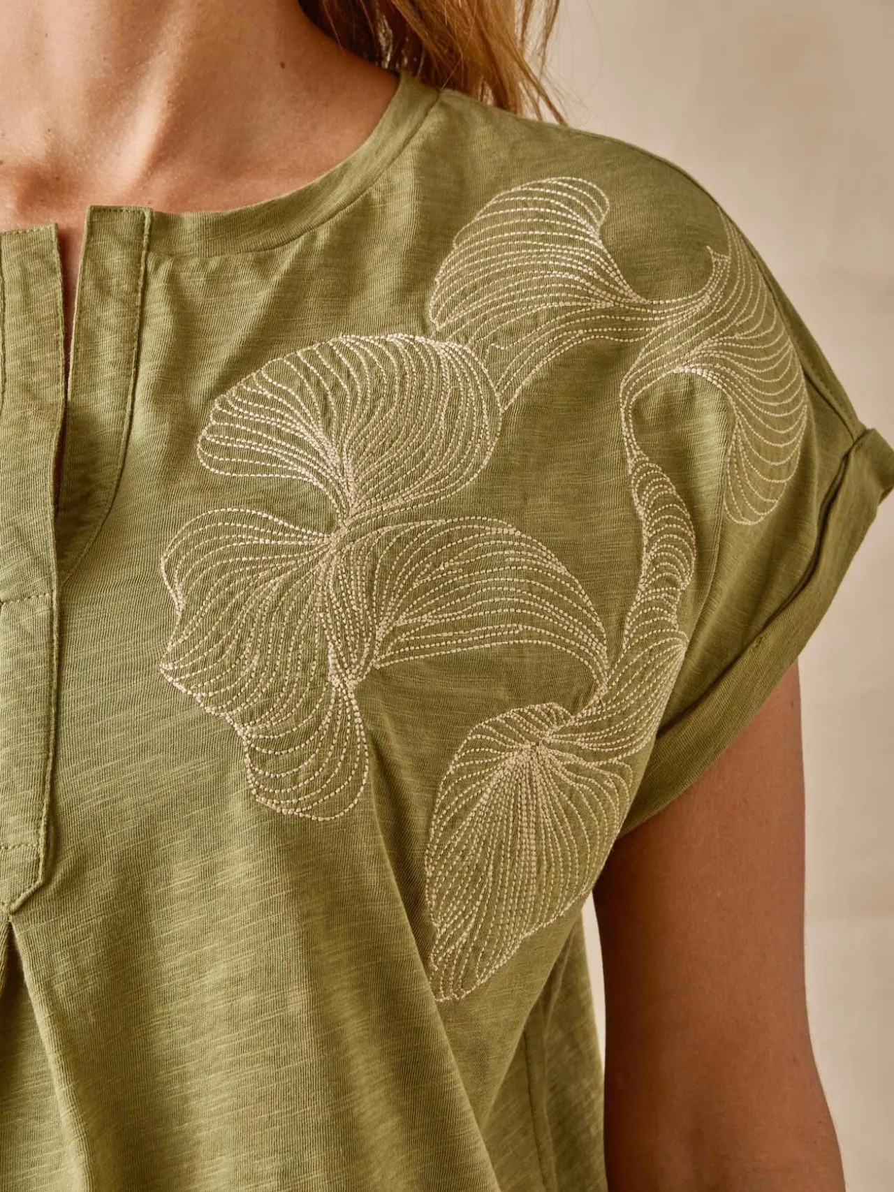 Tee-shirt brodé encolure tunisienne