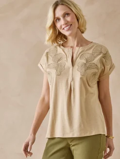 Tee-shirt brodé encolure tunisienne