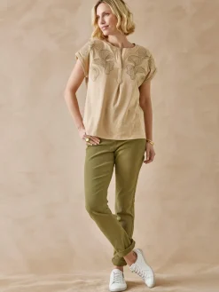 Tee-shirt brodé encolure tunisienne