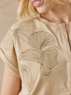 Tee-shirt brodé encolure tunisienne